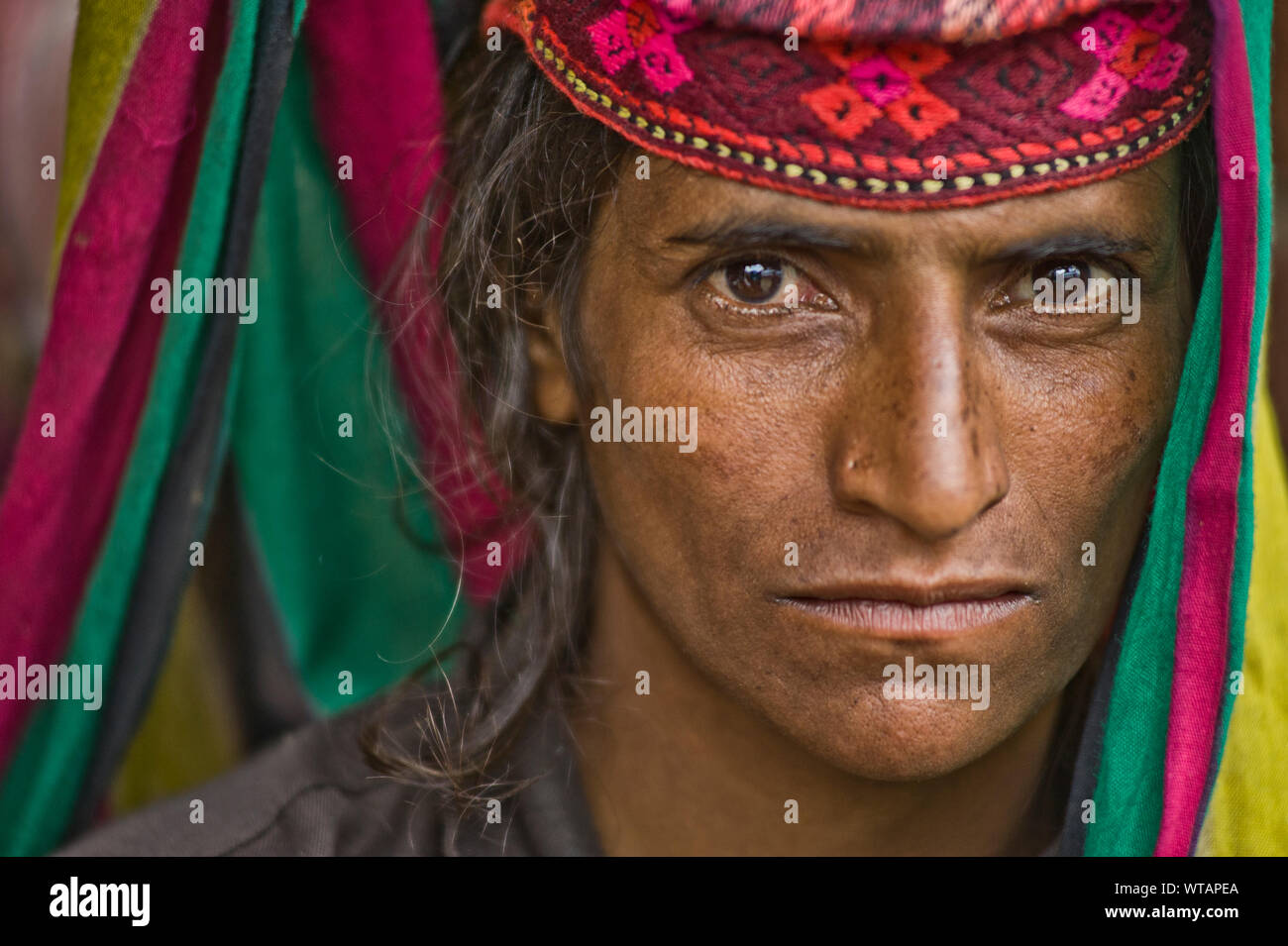 Gujjar Frau trägt traditionelle bunte Kleidung Stockfoto