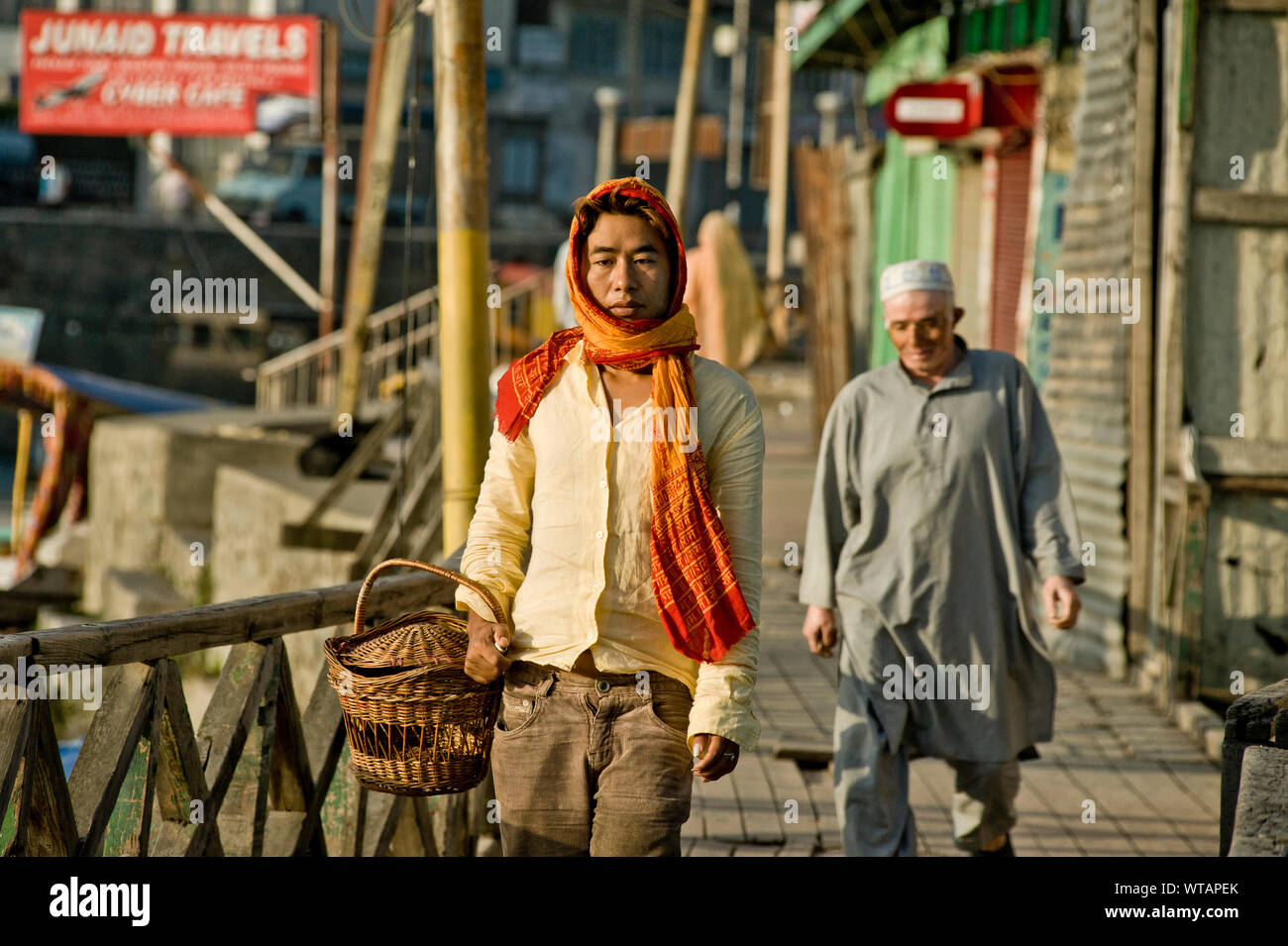 Junge und alte Menschen auf dem Weg in den Riverside im Zentrum Srinagar Stockfoto