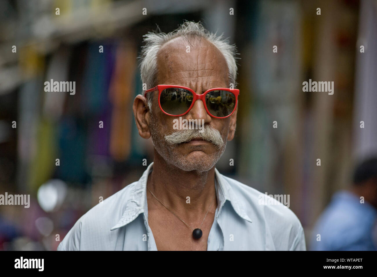 Rajasthani Mann mit Sonnenbrille und typische Schnurrbart Stockfoto