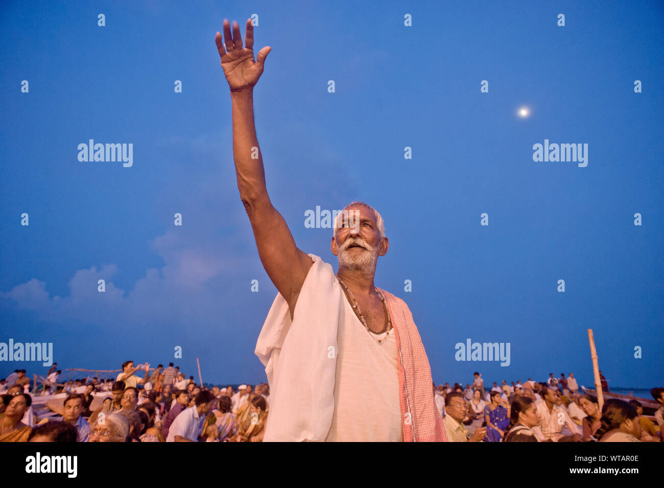 Mann, der betet während der Ganga Aarti Puja Zeremonie (Abend) Stockfoto