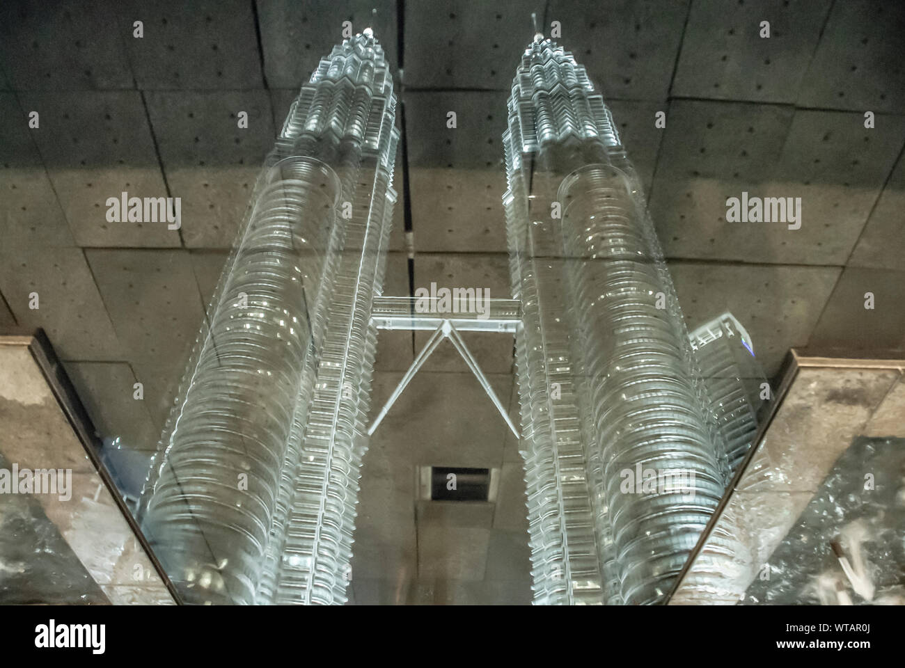 Den Petronas Tower Spiegelbild im Brunnen Wasser Stockfoto