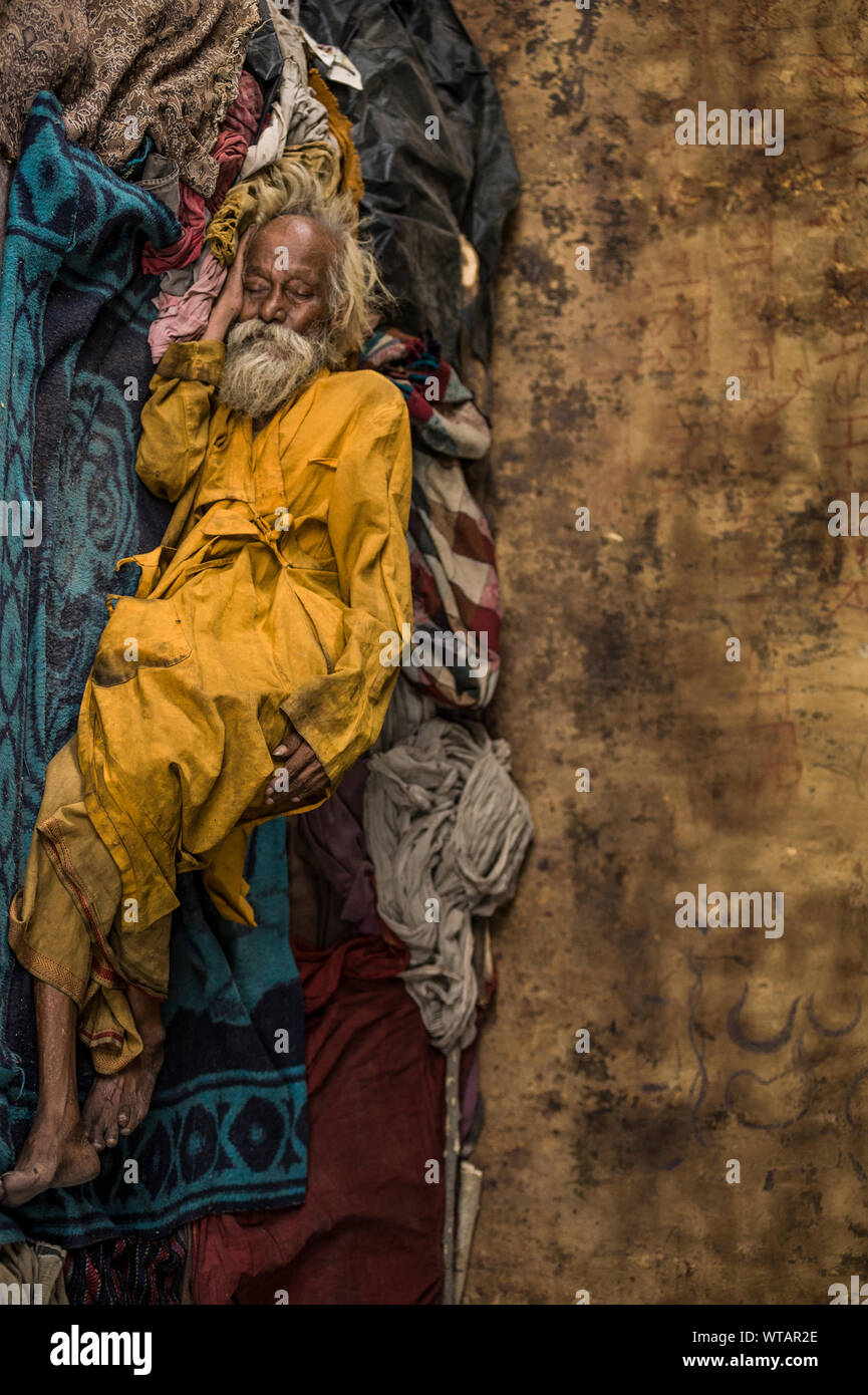 Alter Mann mit tödlich verlaufenden Krankheiten, bei Mukti Bhawan, indische Tod Hotels Stockfoto