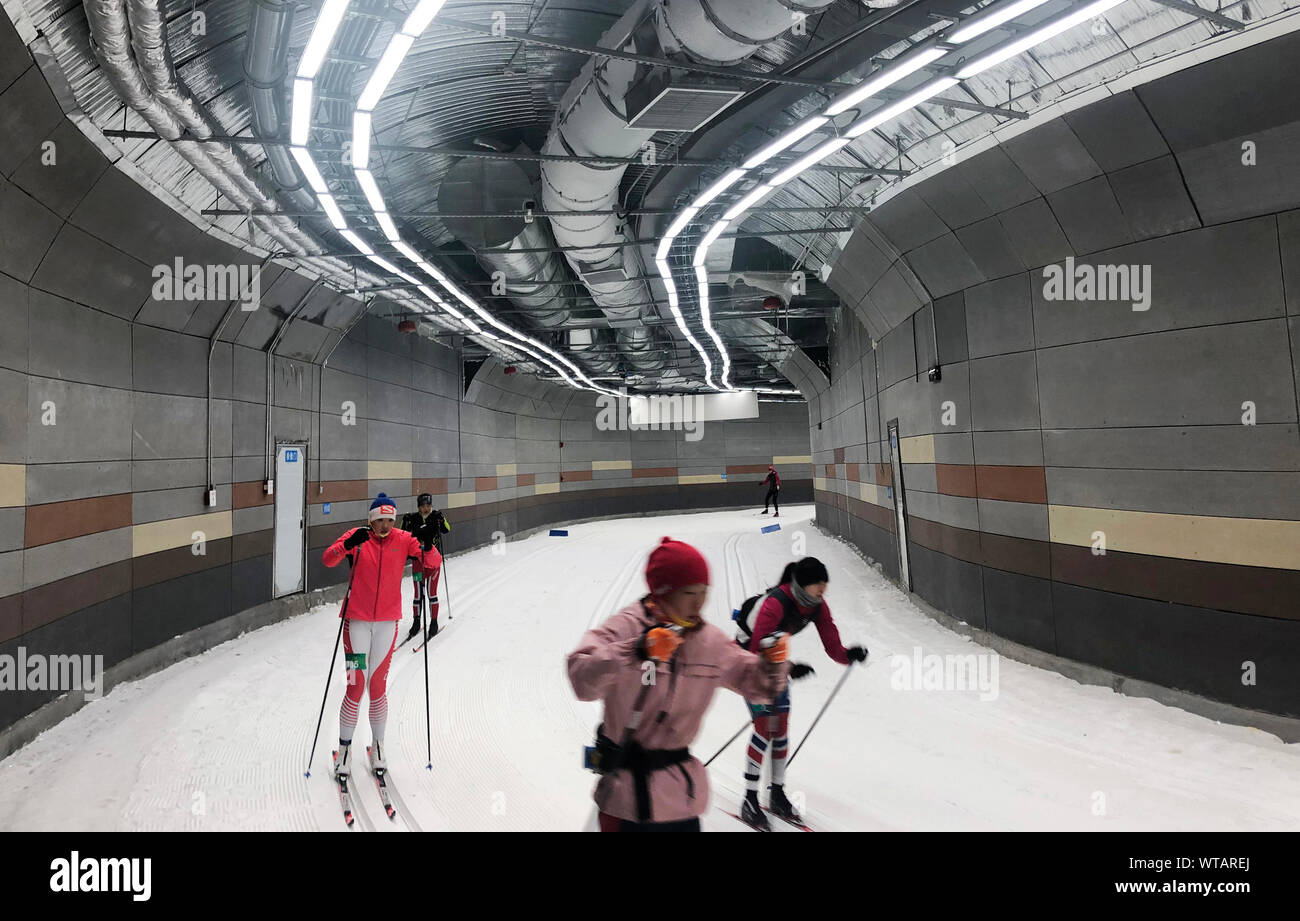 (190911) - JILIN, Sept. 11, 2019 (Xinhua) - Athleten konkurrieren in Jilin Beishan vier Saison Ski Park in Jilin Stadt, im Nordosten Chinas in der Provinz Jilin, Sept. 11, 2019. Jilin Beishan vier Saison Ski Park ist der erste All-Wetter Standardisierten professionellen Ski Training Center in Asien. Die Athleten, die das ganze Jahr zu trainieren, es wird die Entwicklung von Eis und Schnee Sport in China fördern. (Xinhua / Lin Hong) Stockfoto