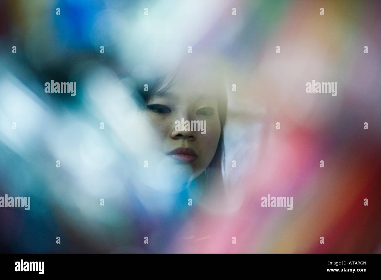 Schöne asiatische Frau und bunten Bokeh Stockfoto