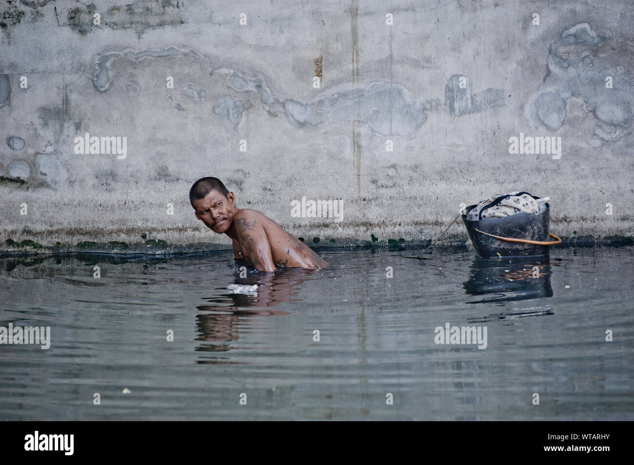 Papierkorb Keeper in der Kanalisation von Bangkok Kanäle Stockfoto