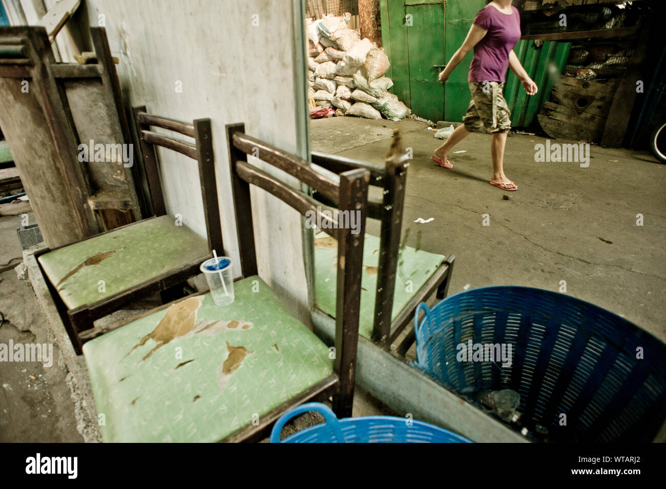 Frau spiegelt sich in den Spiegel Spaziergänge in der Gasse ist ein Bangkok Stockfoto