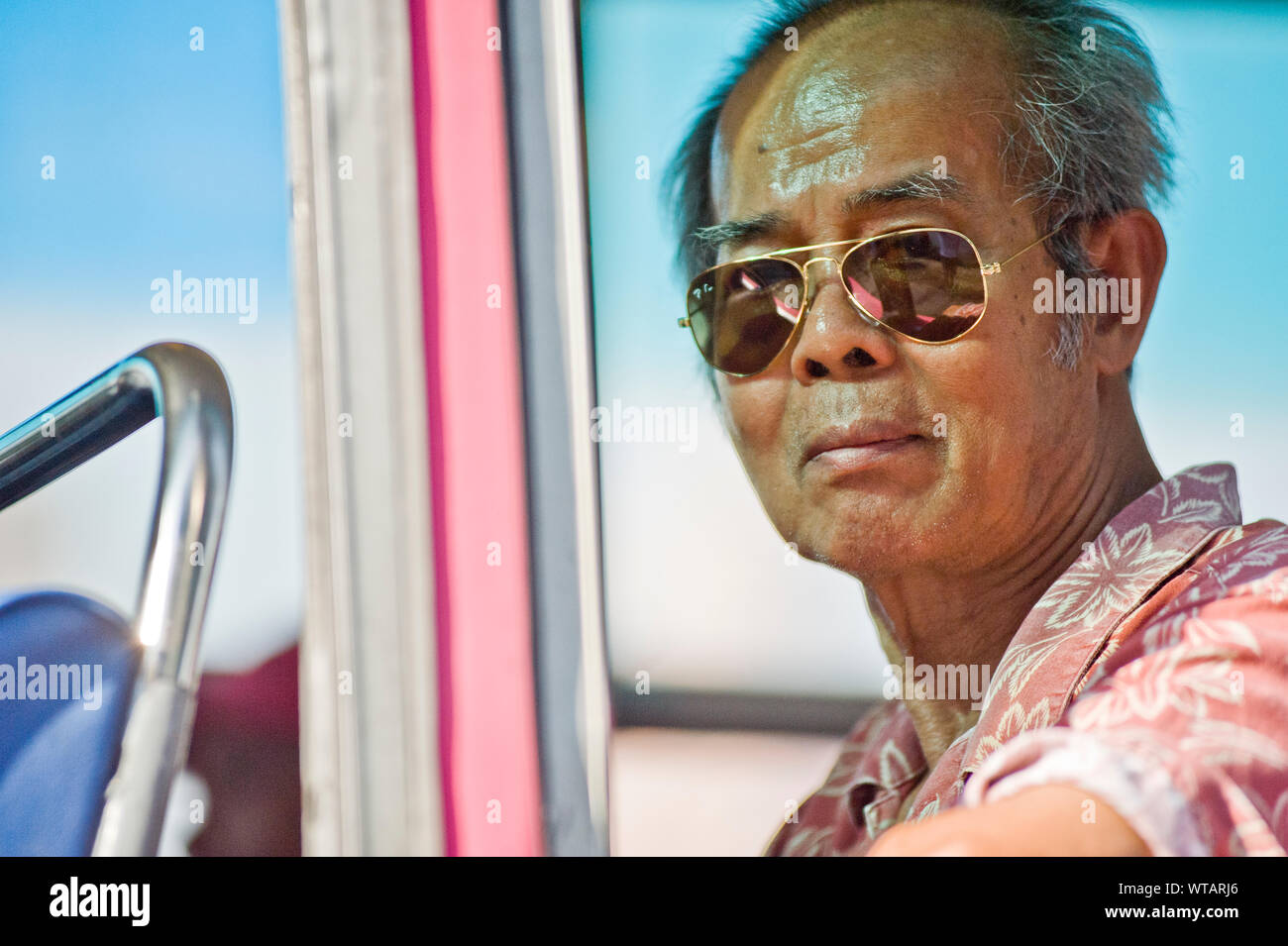 Senior Bus Passagier Ray-Ban tragen Stockfoto