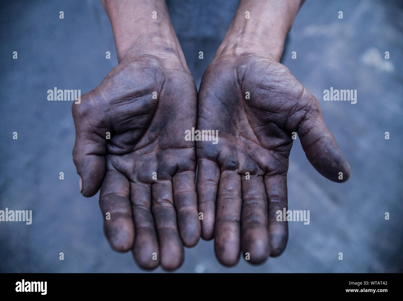 Mechanische fettigen Händen Stockfoto