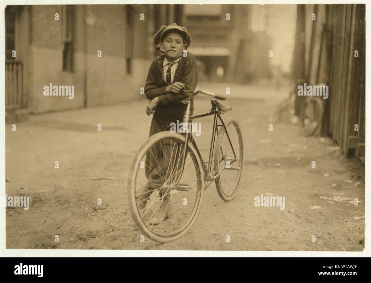 Messenger boy Arbeiten für Mackay Telegraph Company. Sagte, 15 Jahre alt. Rotlicht Gefahren ausgesetzt. Fotografien aus den Aufzeichnungen des Nationalen Kinderarbeit Committee (USA) Stockfoto