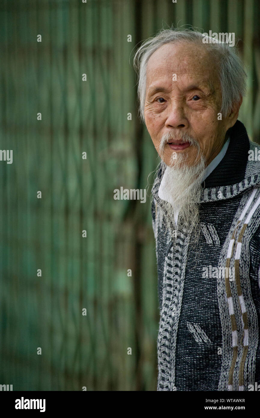 Alter Mann in den Straßen von Hanoi Stockfoto