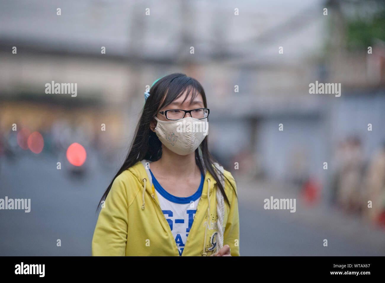 Fußgängerzone mit Emissionsmindernden Maske Stockfoto