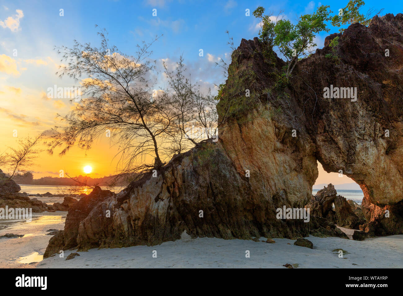 Rocky tropischen Küste unter warmen Sonnenuntergang Insel, Ko phayam, Thailand Stockfoto