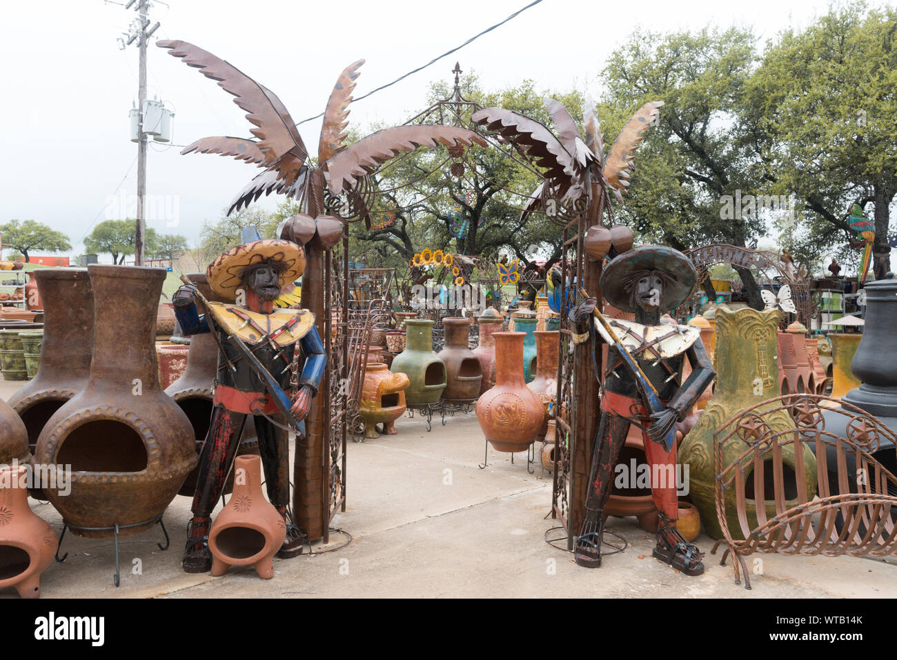Metall Hof Kunst zum Verkauf an der Töpferei Ranch Töpferei in Marble Falls, Texas Stockfoto