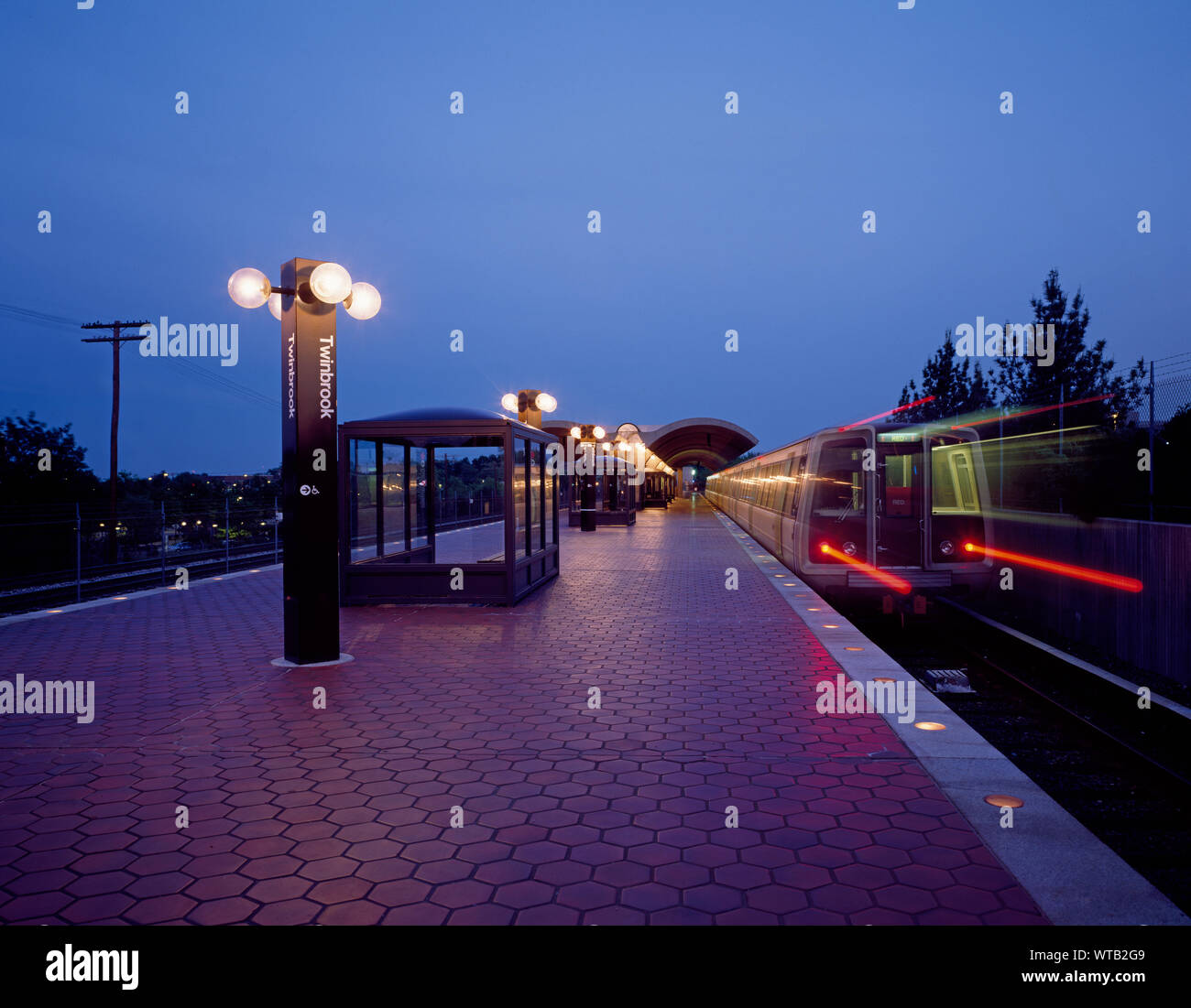 Die U-Bahn auf Washington, D.C. U-Bahn System kommt an der suburban Twinbrook station in Rockville, Maryland Stockfoto
