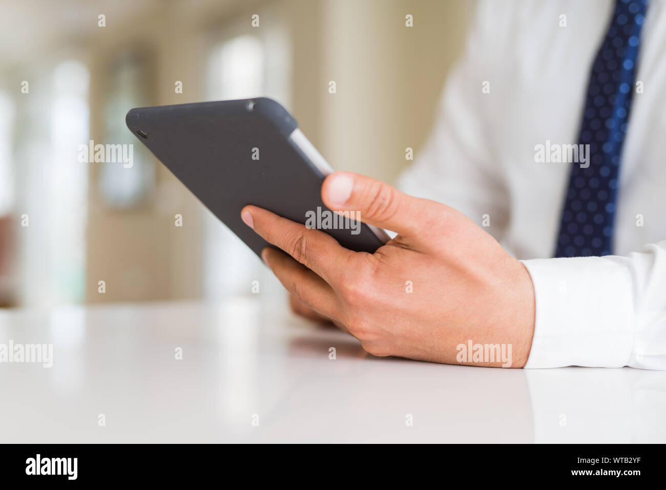 Nahaufnahme des mittleren Alters mit Tablet Mann Stockfoto