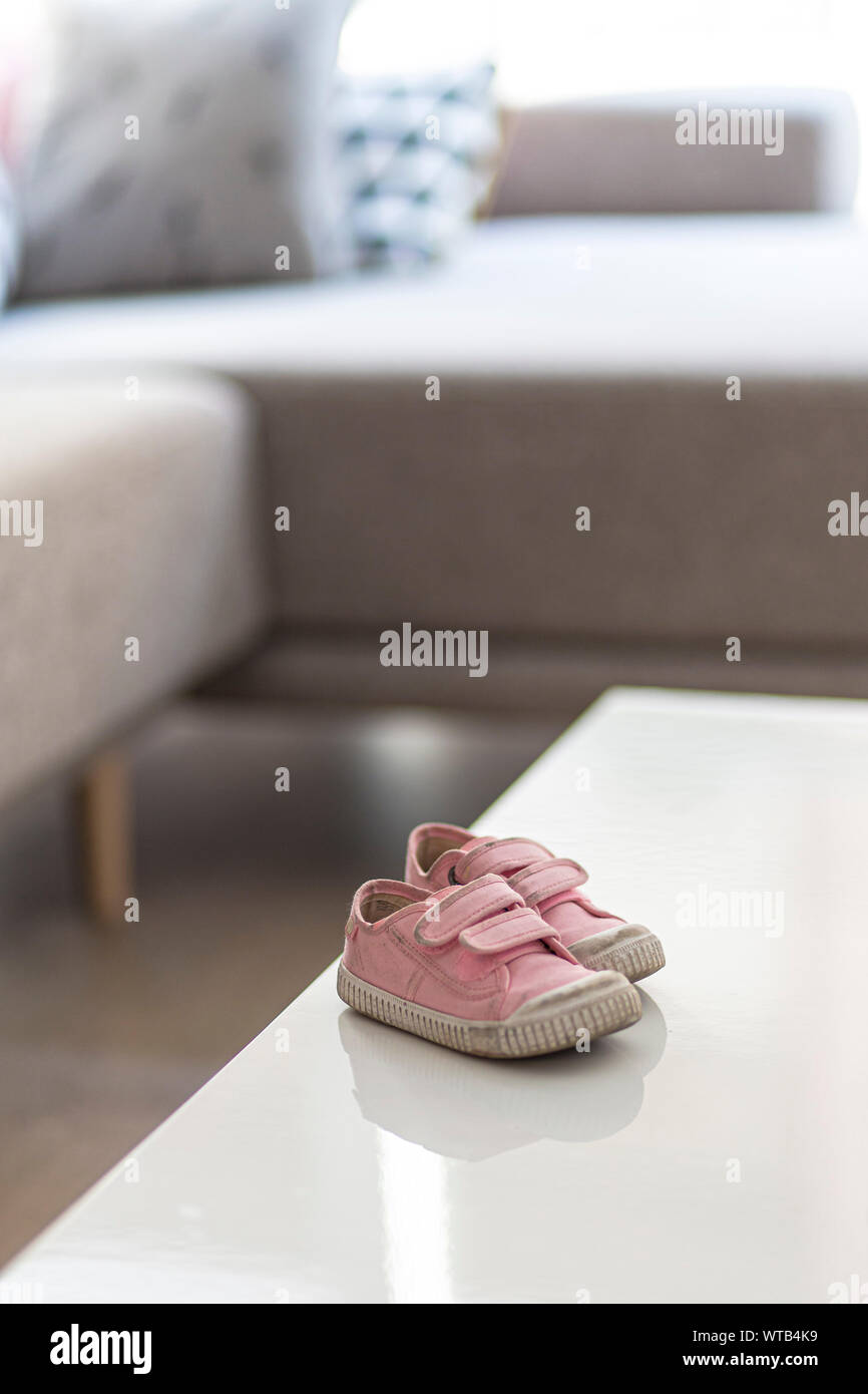 Rosa baby girl Sneakers auf einem weißen Tisch Stockfoto
