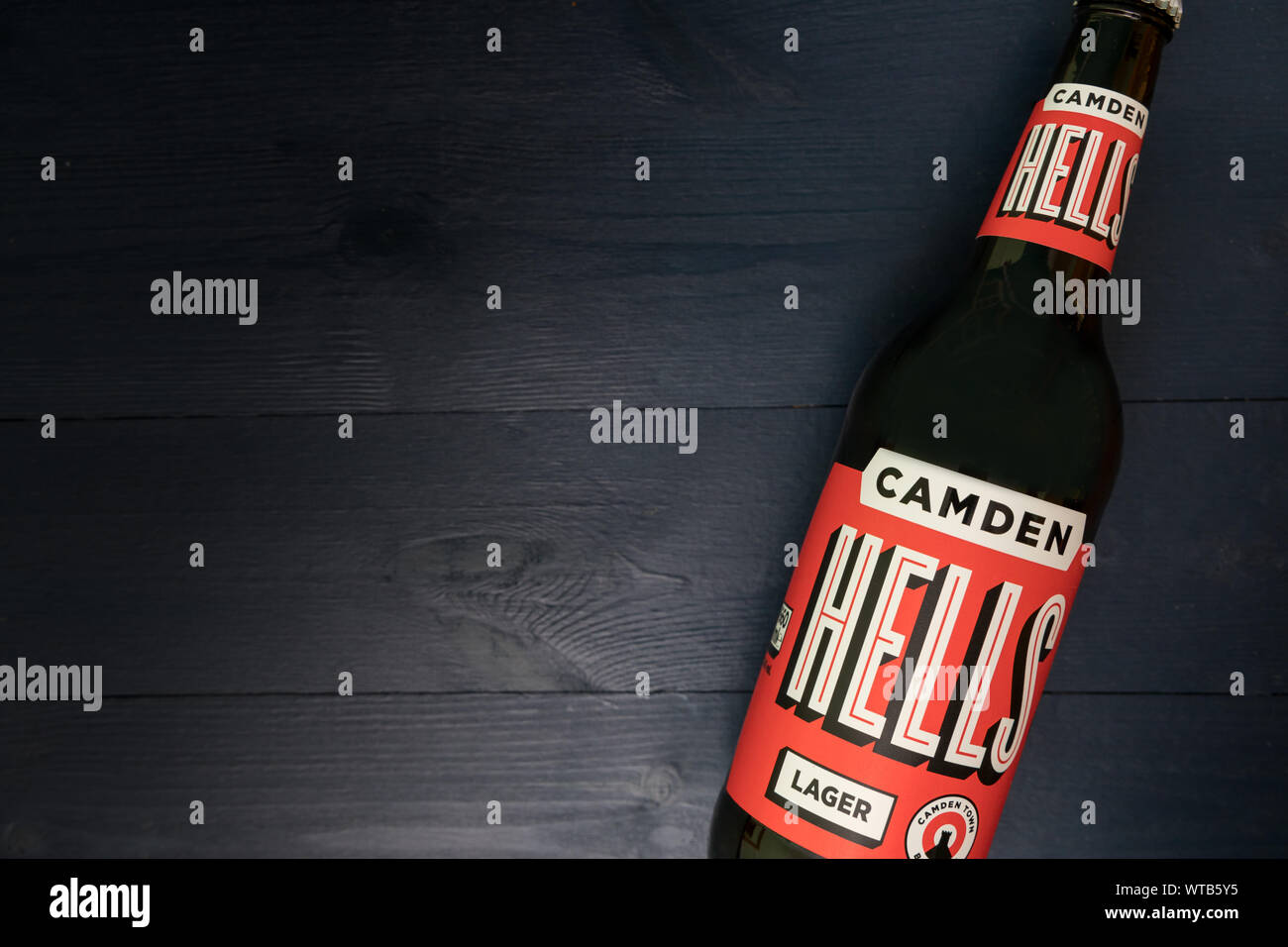 LONDON - September 3, 2019: Camden Höllen Handwerk Bier Flasche auf dunklen Hintergrund Stockfoto