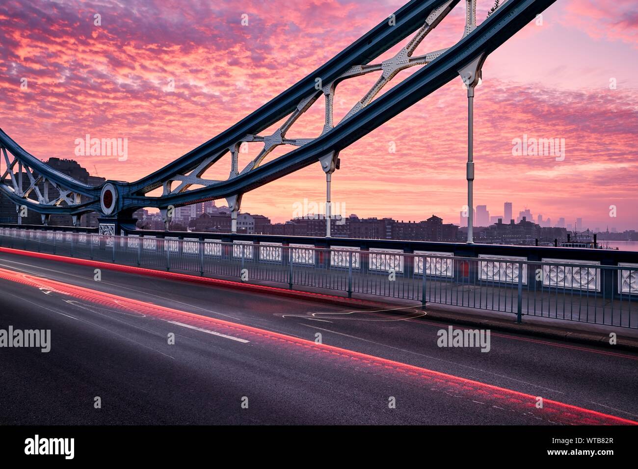 Leichte Spuren von Auto auf Tower Bridge gegen Städtischen Skyline bei Bunte sunrise. London, Vereinigtes Königreich. Stockfoto
