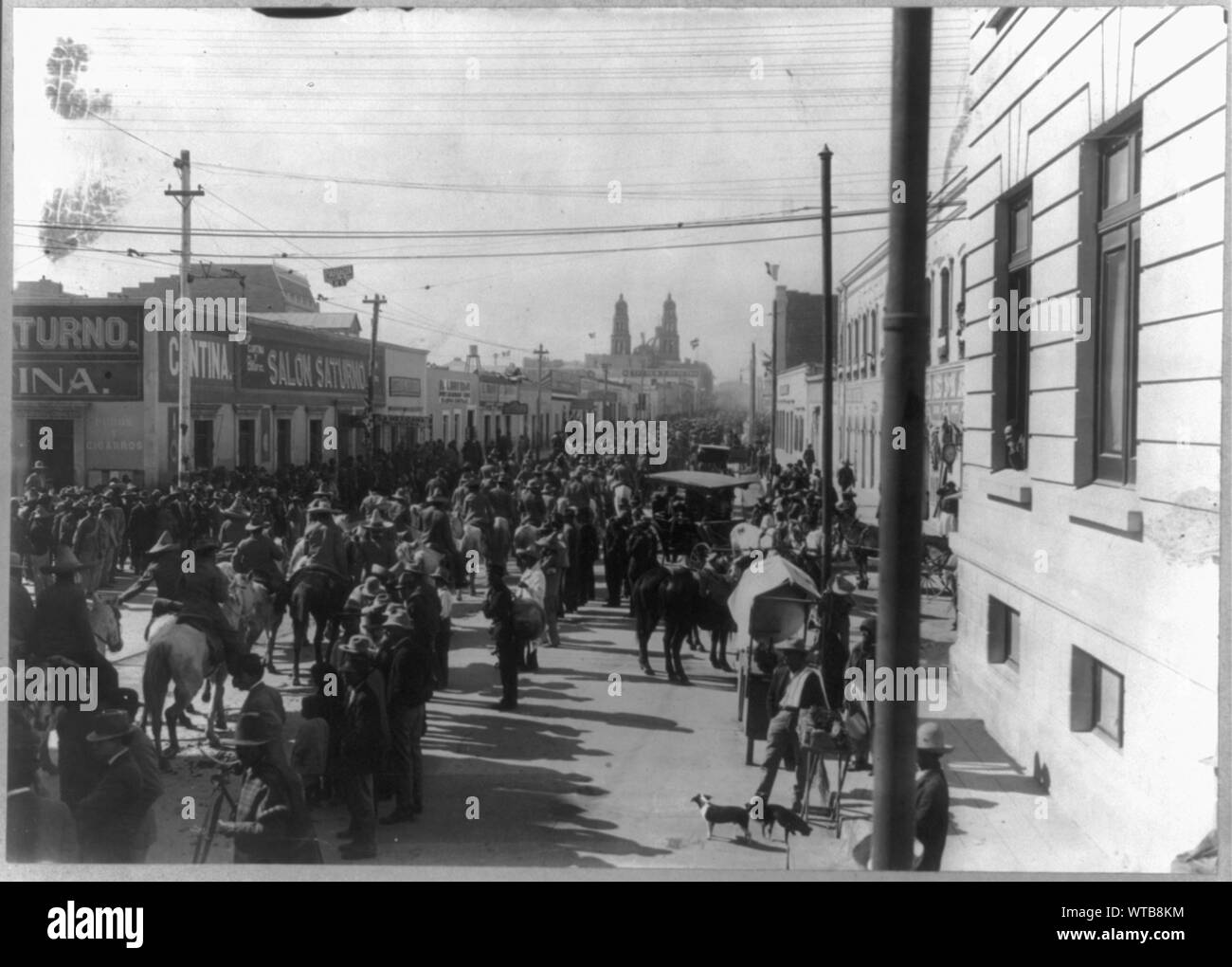 Mexikanischen Krieg, 1914: Rebellen durch Straße in Chihuahua Stockfoto