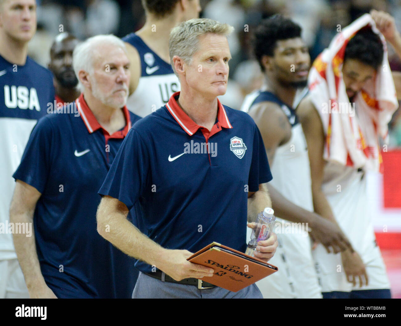 Steve Kerr und Gregg Popovich, USA Team coaching Personal, nach der von Frankreich beseitigt wird. FIBA Basketball Wm China 2019, Viertelfinale Stockfoto