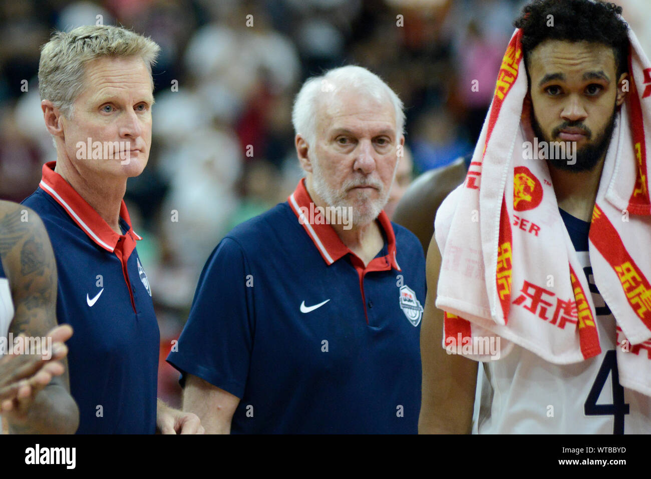 Steve Kerr und Gregg Popovich, USA Team coaching Personal, und Derrick Weiß, nach der von Frankreich beseitigt wird. FIBA Basketball Wm China 2019, Viertelfinale Stockfoto