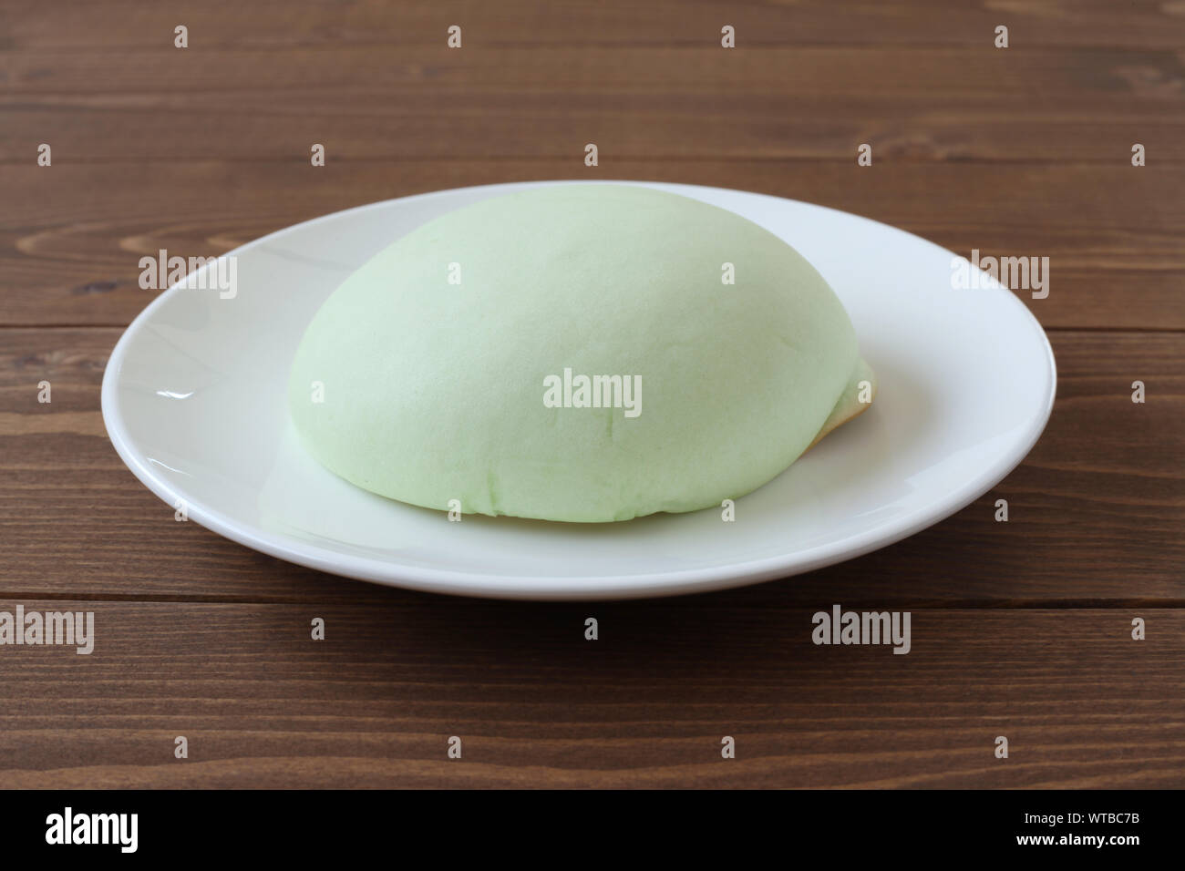 Grüne runde Melone pan auf Platte closeup auf Tabelle isoliert Stockfoto