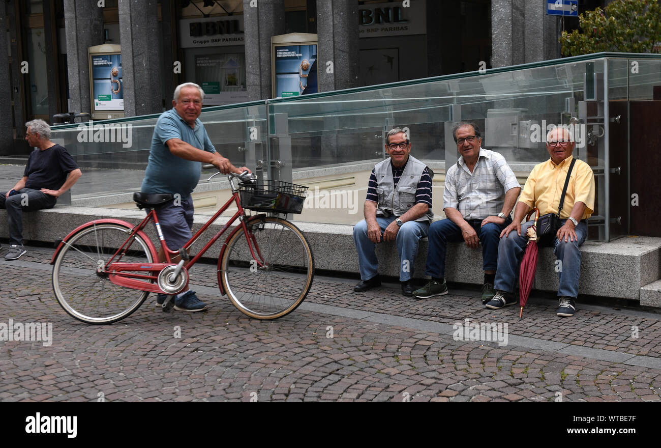 Novara, Italien, italienische Männer sammeln für einen Chat Stockfoto