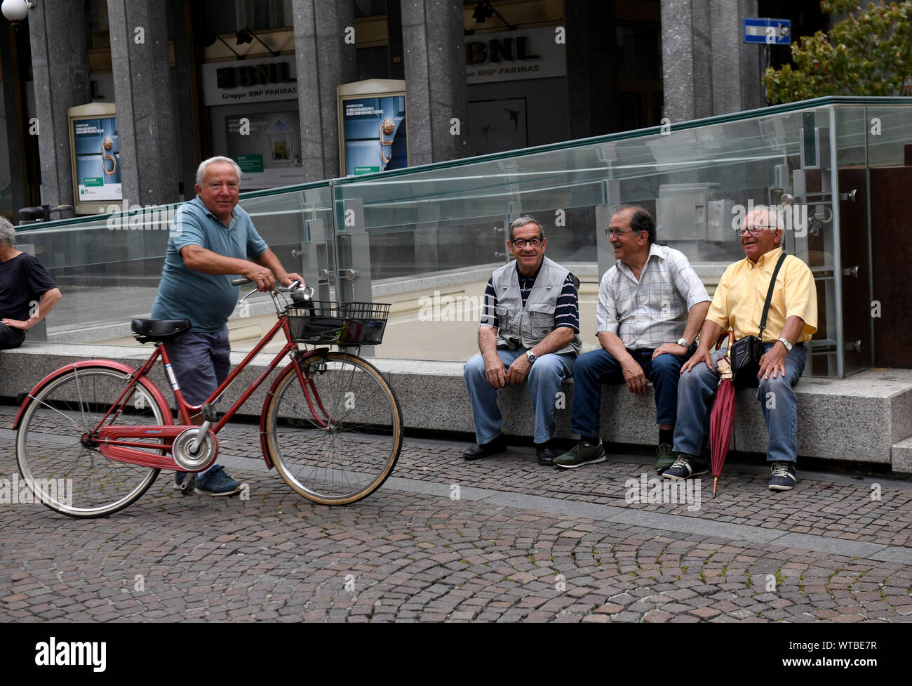 Novara, Italien, italienische Männer sammeln für einen Chat Stockfoto