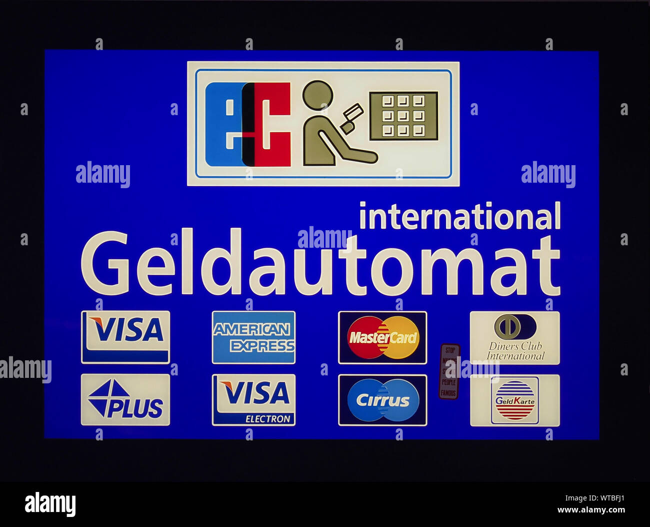 KOELN, Deutschland - ca. August 2019: Geldautomat (ATM) mit Visa, American Express, MasterCard, Cirrus, Diners Club, Plus, Visa Electron und Ge Stockfoto