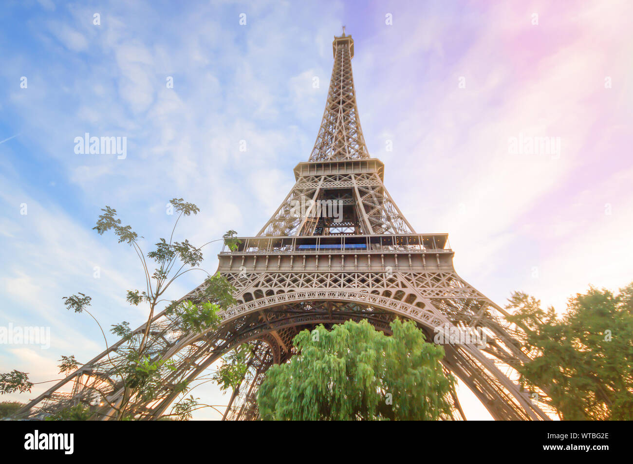 Schöne Landschaft im Sommer Eiffelturm Paris, Frankreich unter dem Sonnenuntergang Himmel, Eiffelturm die romantischste touristische Attraktion und das Symbol der Gleichheit Stockfoto