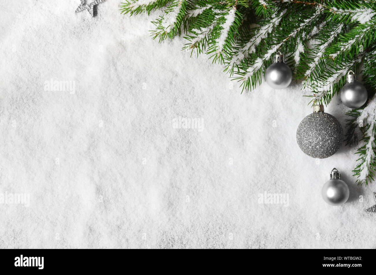 Frohe Weihnachten und guten Rutsch ins neue Jahr gruss Hintergrund mit copy-Platz. Winter Hintergrund mit Schnee und Weihnachten Licht Stockfoto