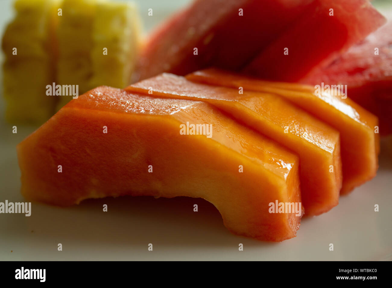 Gesunde Früchte Papaya, Wassermelonen und Ananas in Scheiben geschnitten Stockfoto