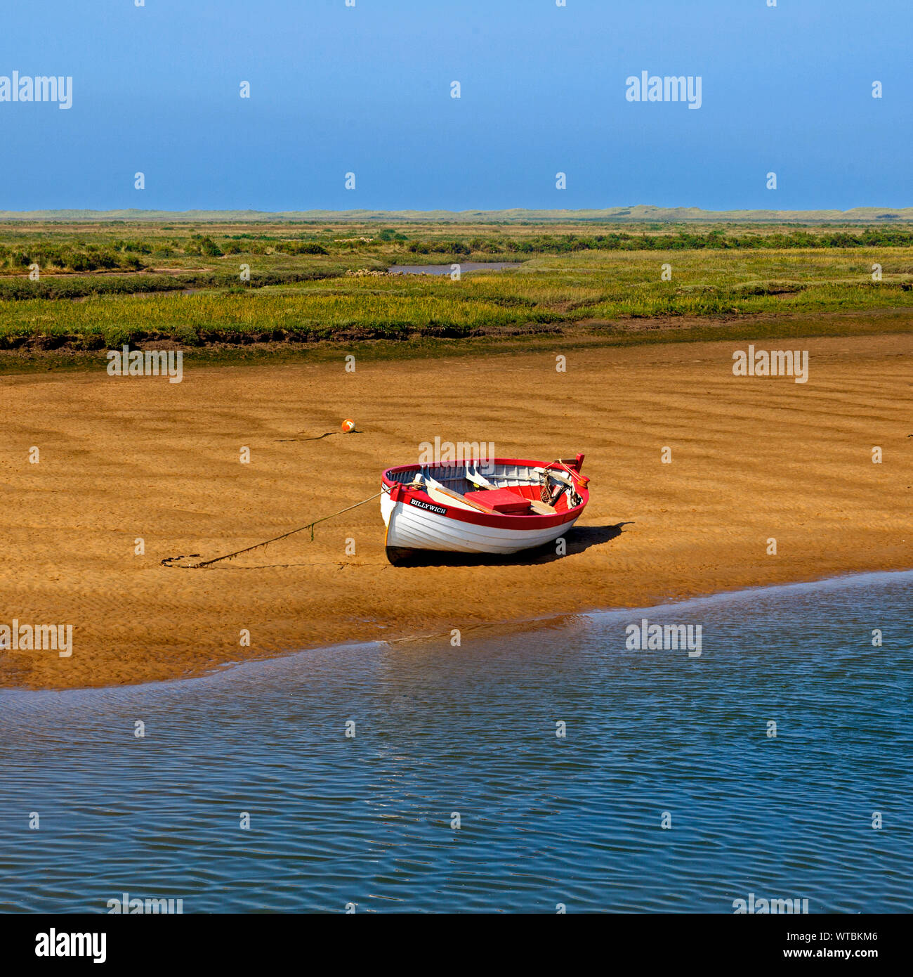 Boot bei Ebbe bei Burnham-Overy-Staithen an der Norfolk-Küste, England, Großbritannien Stockfoto