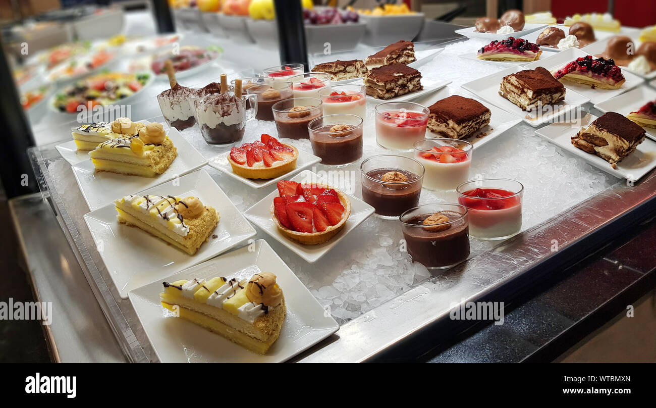 Buffet viele Kuchen, Süße auf das Essen, verschiedene Dessert Kuchen für den Verkauf im Shop. Stockfoto
