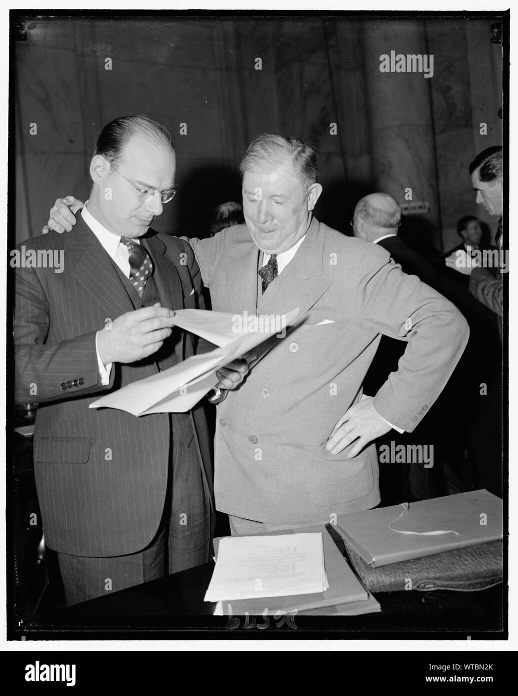 Michael Cleary, rechts, Pres der Northwestern Mutual Life Insurance Co., mit seinen Ratschlägen, G.M. Swanstrom, Monopol Comm. Anhörung Stockfoto