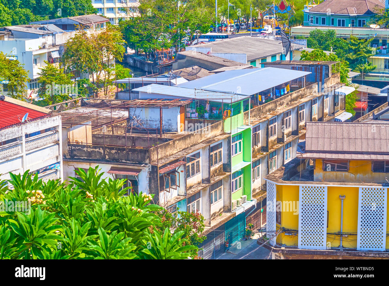 Der schäbigen Häuser in historischen Pom Präp Sattru Phai District, dem zentralen Wohngegend mit alten Häusern in der Nähe der wichtigsten Sehenswürdigkeiten, Bangkok, Stockfoto