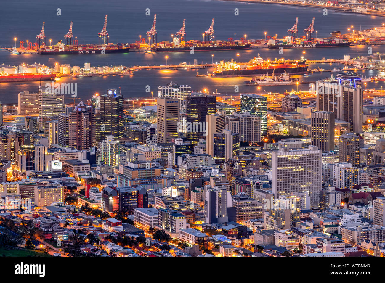 Die Skyline der Stadt und den Hafen bei Dämmerung, Cape Town, Western Cape, Südafrika Stockfoto