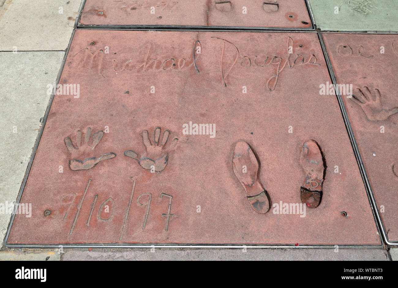 Michael Douglas hand druckt und Schuhe eingebettet in Zement vor dem Manns Chinese Theater in Hollywood, Kalifornien Stockfoto