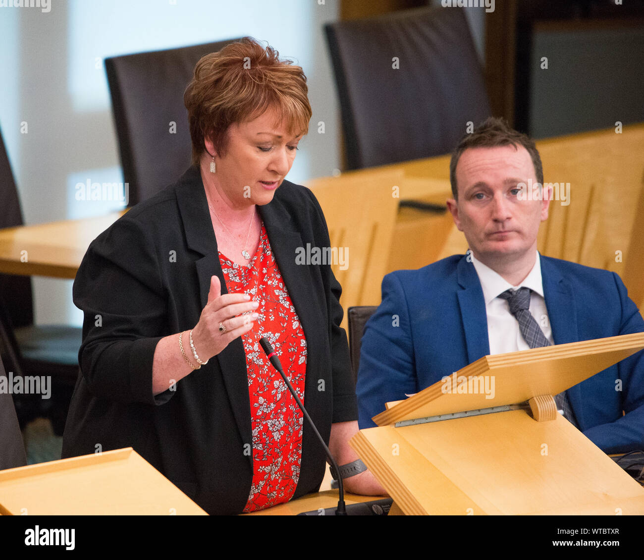 Edinburgh, Großbritannien. 5. September 2019. Bild: (links) Rona Mackay MSP für Strathkelvin & Bearsden; (rechts) Fulton MacGregor MSP für Coatbridge & Chryson. Schottische Regierung Debatte: die Vermeidung einer No Deal Ausfahrt aus der EU. Das Parlament stimmt zu, dass die UK sollte unter keinen Umständen der EU auf einem Nicht-deal Basis verlassen, und verurteilt die Federung des Premierminister des britischen Parlaments ab 9. September bis 14. Oktober 2019. Das Ergebnis der Division ist: Für 87 gegen 28, Enthaltungen 0. Colin Fisher/CDFIMAGES.COM Stockfoto