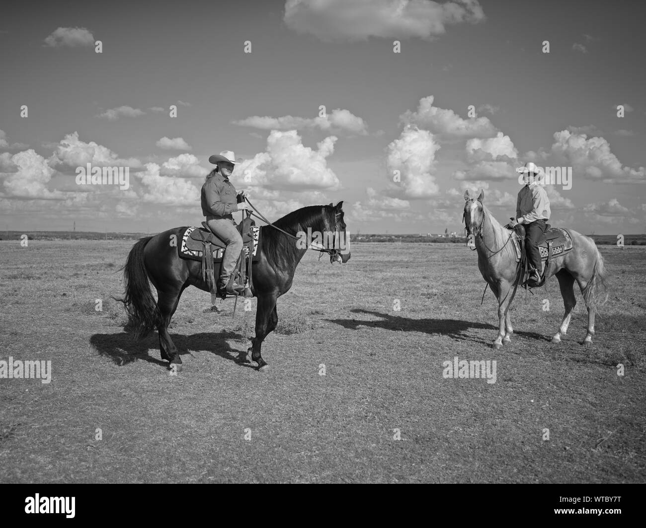 Michelle Cannon, Links, und Wade Meador am Cannon Quarter Horse Ranch in der Nähe von Venus im Norden - zentrales Texas Stockfoto