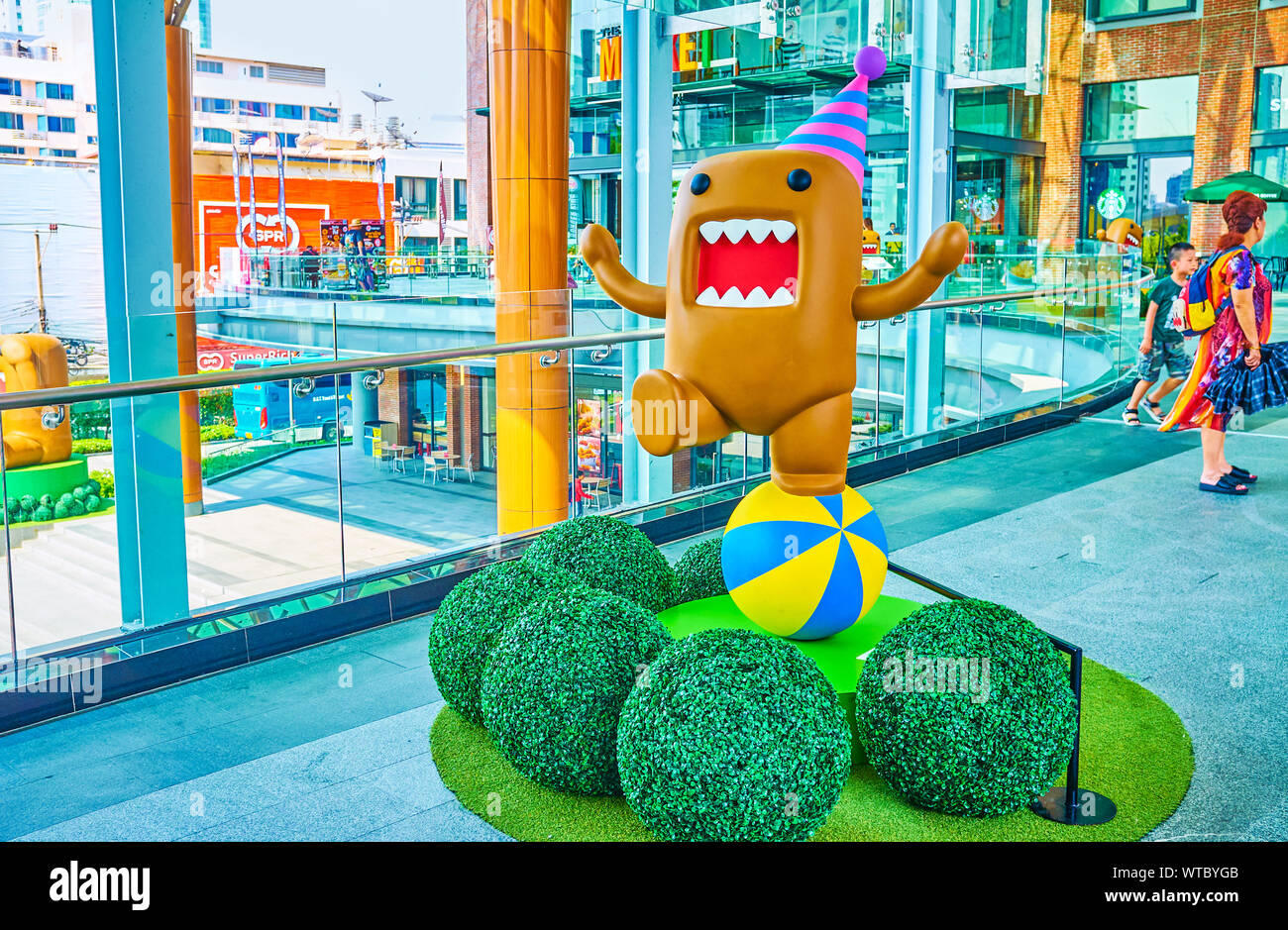 BANGKOK, THAILAND - 24 April 2019: Der lustige Skulptur der Charakter von Domo-kun Cafe, in der Skywalk zwischen Einkaufszentren in Ratchapr entfernt Stockfoto