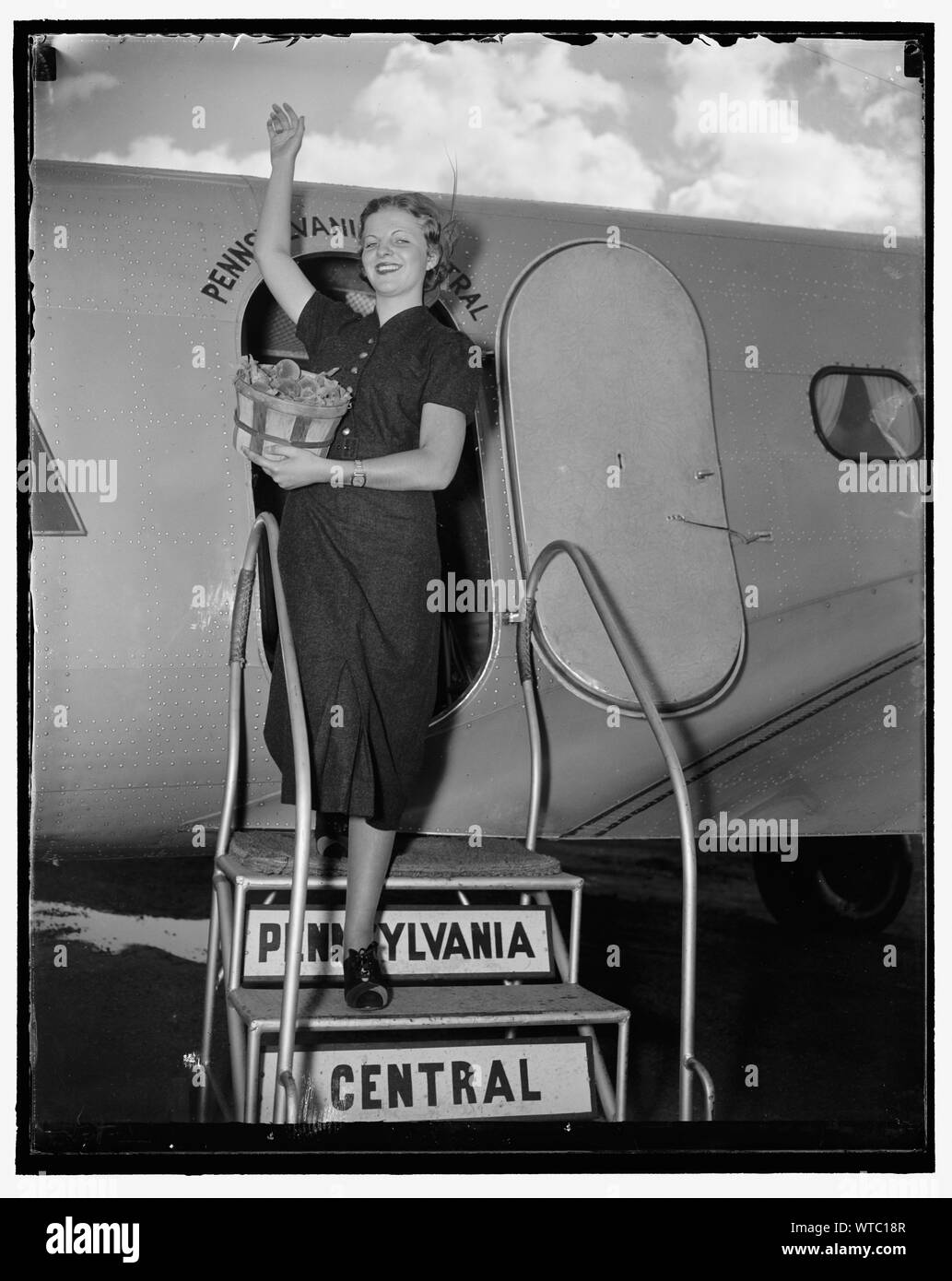 Michigan Pfirsich Königin ankommt. Washington, D.C., Aug 31. Die frisch gekrönte Pfirsich Königin von Michigan, Lois Beal, Wellen, ein Gruß, wie Sie per Flugzeug in die Hauptstadt kam heute ein Korb mit Obst zum Weißen Haus zu liefern. Miss Beal kommt von Romeo, Michigan Stockfoto