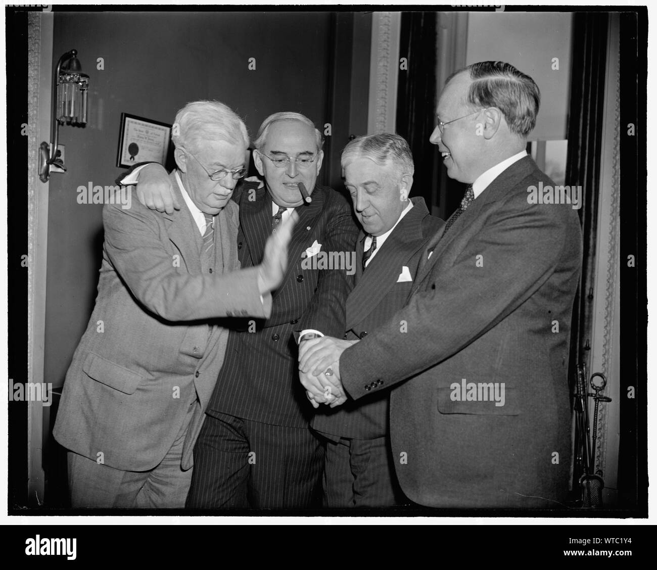 Michigan Senator gratulieren 55. Geburtstag. Washington, D.C., 22. März. Senator Arthur M. Vandenberg, der prominent als republikanischer Kandidat in 1940 erwähnt wird, wird dargestellt, die die Glückwünsche zu seinem 55. Geburtstag heute von anderen Republikaner im Senat. Der Senator sagte, daß er keine besondere Feier für den Anlass geplant. Nach rechts: Senatoren John G. Townsend, jr., von Delaware, Vandenberg Wallace H. Weiß jr., oder Haupt- und Robert A. Taft Links. Stockfoto