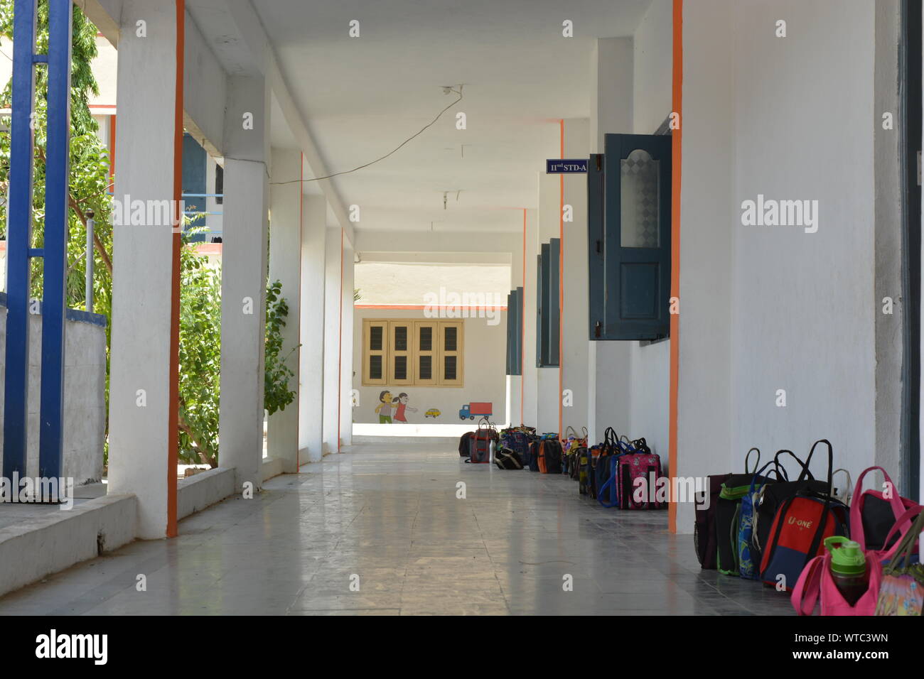 Maski, Karnataka, Indien, 25. Juli 2019: Lunch Boxen außerhalb der Klassenzimmer in der Schule Gang gehalten. Stockfoto