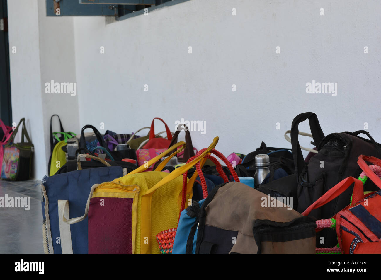 Gruppe von Lunch Boxen gehalten außerhalb der Klassenzimmer in der Schule Flur. Stockfoto