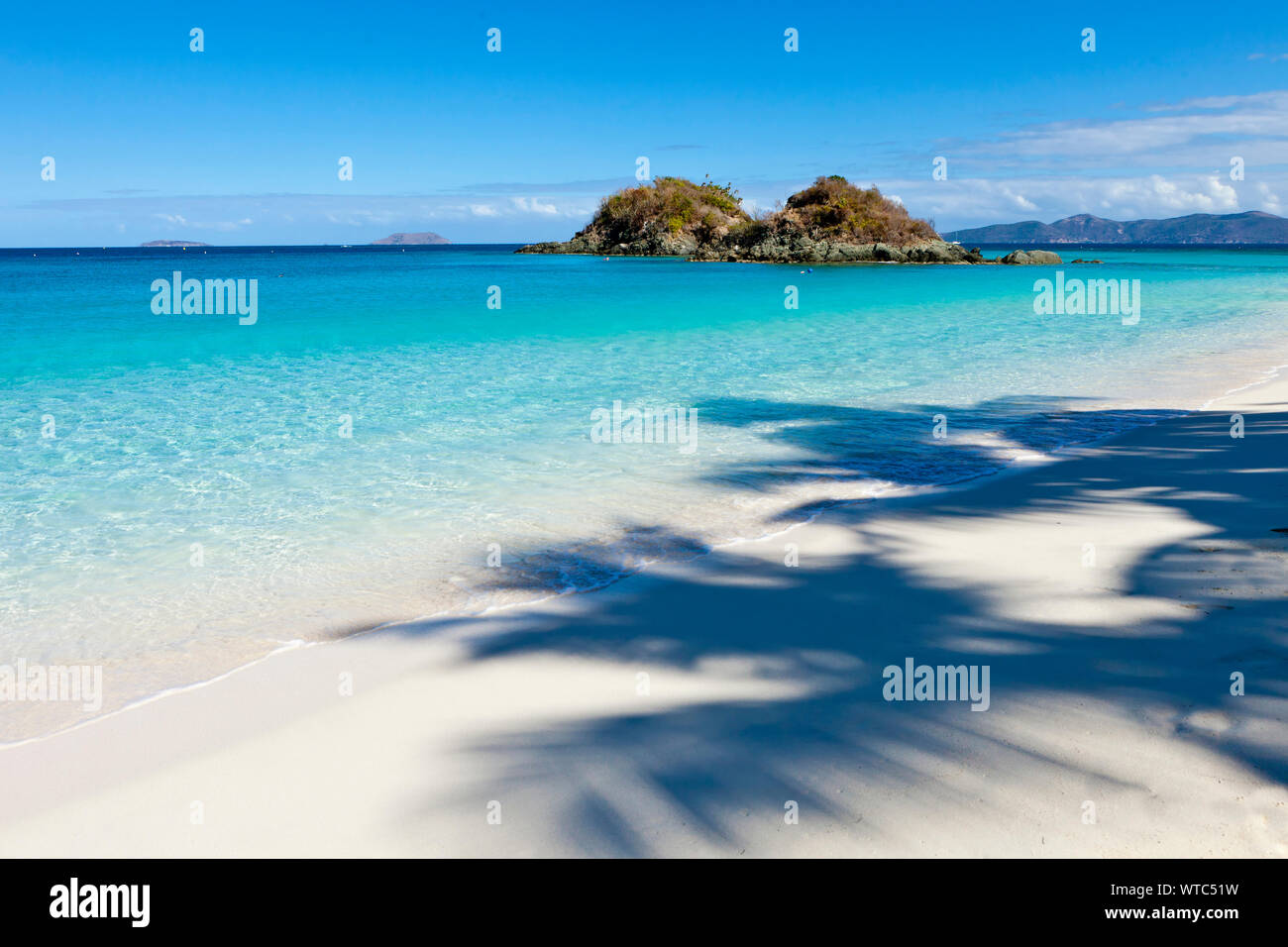 Ansicht der Trunk Bay mit Schatten der Palmen am Strand Stockfoto