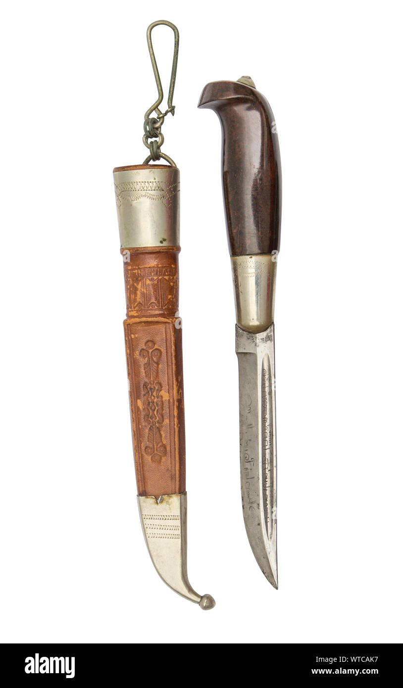 Puukko Messer in Lederscheide mit leicht gebogenen Einschneidig Blade und Horn Griff. Stockfoto
