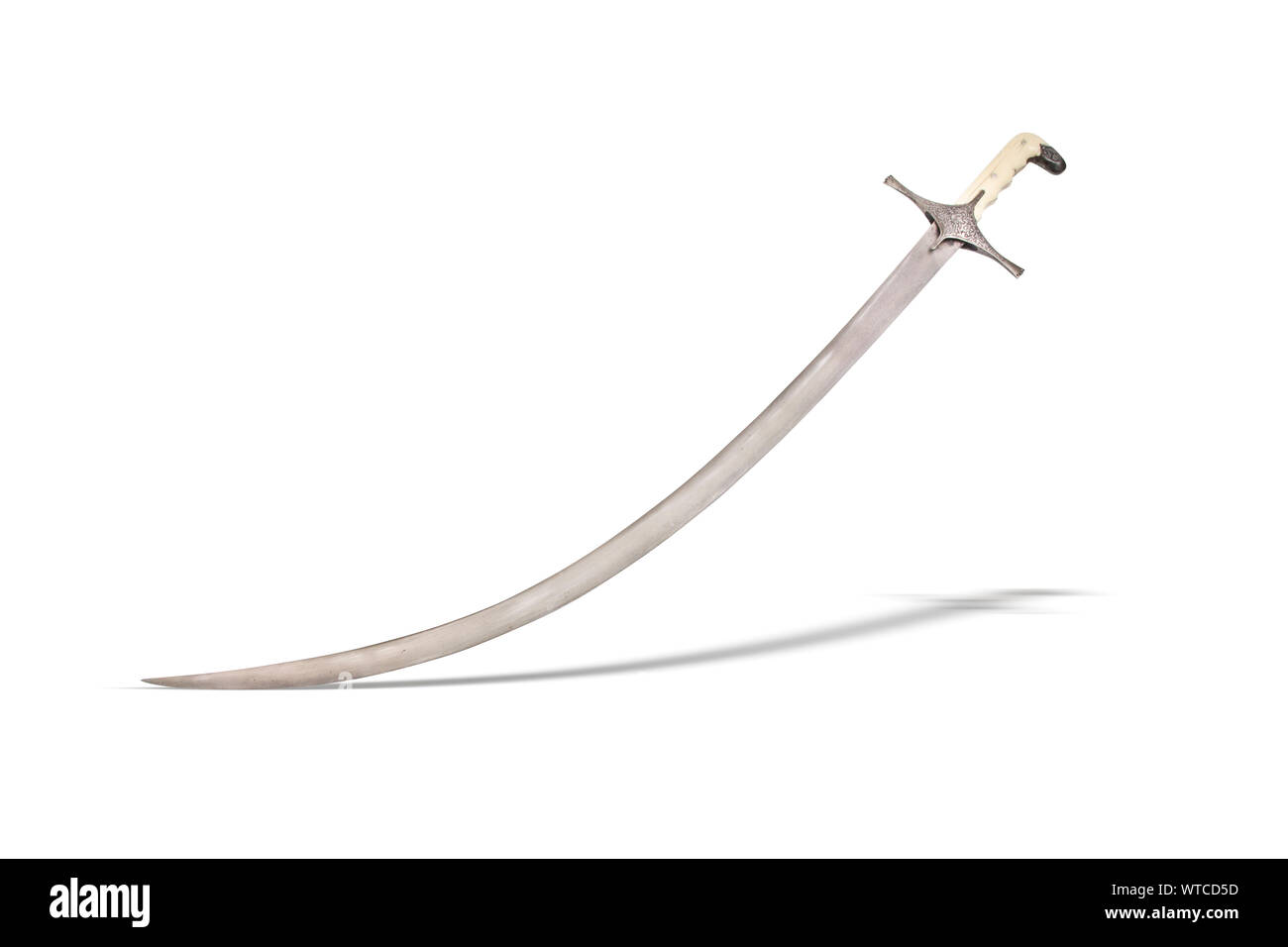 Georgische shamshir Schwert des 19. Jahrhunderts. Geschnitzte griff Skalen, liniert Metall Knauf und Kreuz. Stockfoto