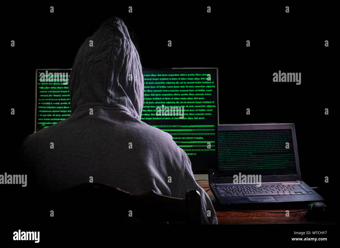 Frauen Hacker bricht in die Regierung Daten von Servern und infiziert Ihr System mit einem Virus in seinem Versteck Platz hat dunkelblau Atmosphäre, Lady hooded Usi Stockfoto