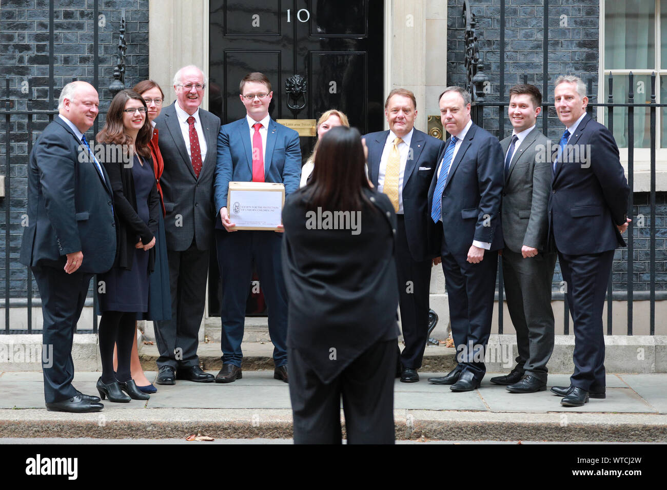 Westminster, London, 11. Sep 2019. Nigel Dodds, Chef der DUP im Unterhaus mit DUP Kollegen Ian Paisley Jr. und David Simpson, gemeinsam mit der "Gesellschaft für den Schutz der ungeborenen Kinder" die Hände in einer Pro-leben Petition an der Downing Street Nr.10 heute Nachmittag. Credit: Imageplotter/Alamy leben Nachrichten Stockfoto